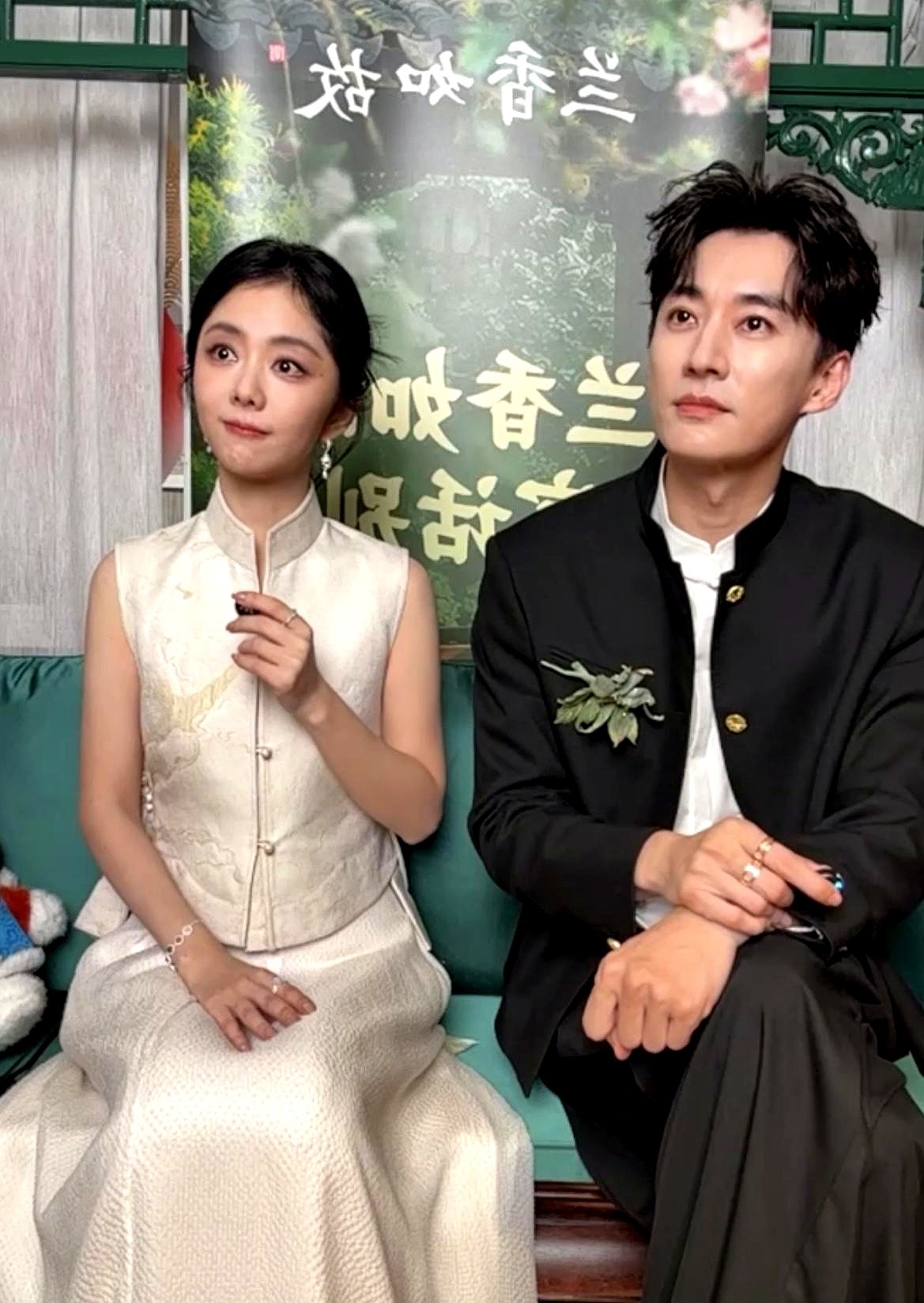 《兰香如故》口碑从7.5掉到7.2，编剧被骂魔改，收官局上谭松韵一句“刘学义认真又能吃苦”，直接把剧本的骂声变成了对演员的心疼。

但翻翻幕后真挺离谱：刘学义拍沐浴戏断碳半个月、脱水三天，自己在片场情绪都到谷底了，居然还要替剧组操心灯光、操心演员站位。

连导演都说他挺狠。可一个演了十年配角、31岁