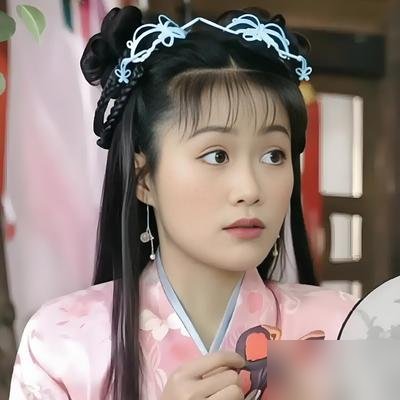 梁小冰和蓝盈莹，差的那点骨相，直接把两人的演艺路劈成了两半。一个凹得刚刚好，古典苦情戏全找她，一个凸得太过分，演什么都像憋着股劲要赢。
梁小冰那脸，鼻梁低，下巴微缩，搁现在叫不完美，搁古装里就是天生的“被命运揉搓的女人”。祝英台、陈圆圆，导演要的就是那股子弱柳扶风、我见犹怜。56岁了，跟陈嘉辉结婚