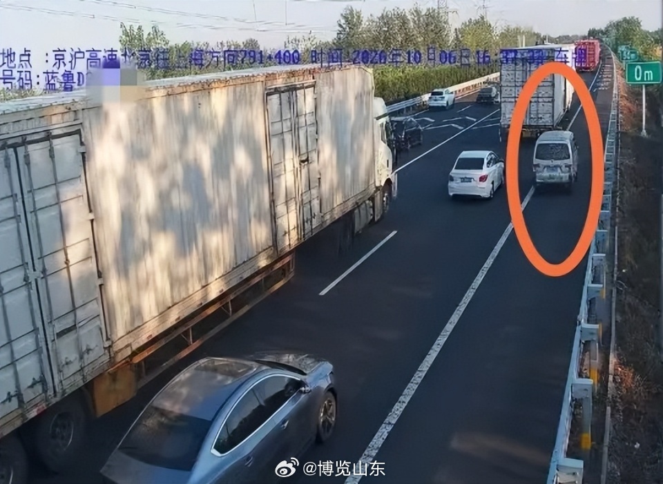【电子屏提示“应急车道可用”却被拍下违章】该事件发生在10月6日节假日出行高峰期，张先生从山东枣庄上高速，往上海方向行驶，到江苏常州去。上岚曹高速行驶一个多小时，到临沂南立交至G2高速的转弯处时，看到高速路边立了一块巨大的电子显示屏，上面标注着“上海方向应急车道可用”。
高速电子屏提示 ​