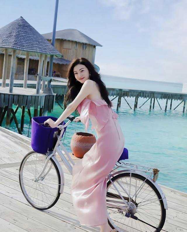谁能想到，36岁景甜凭一条粉裙，直接把内娱审美卷出新高度！
