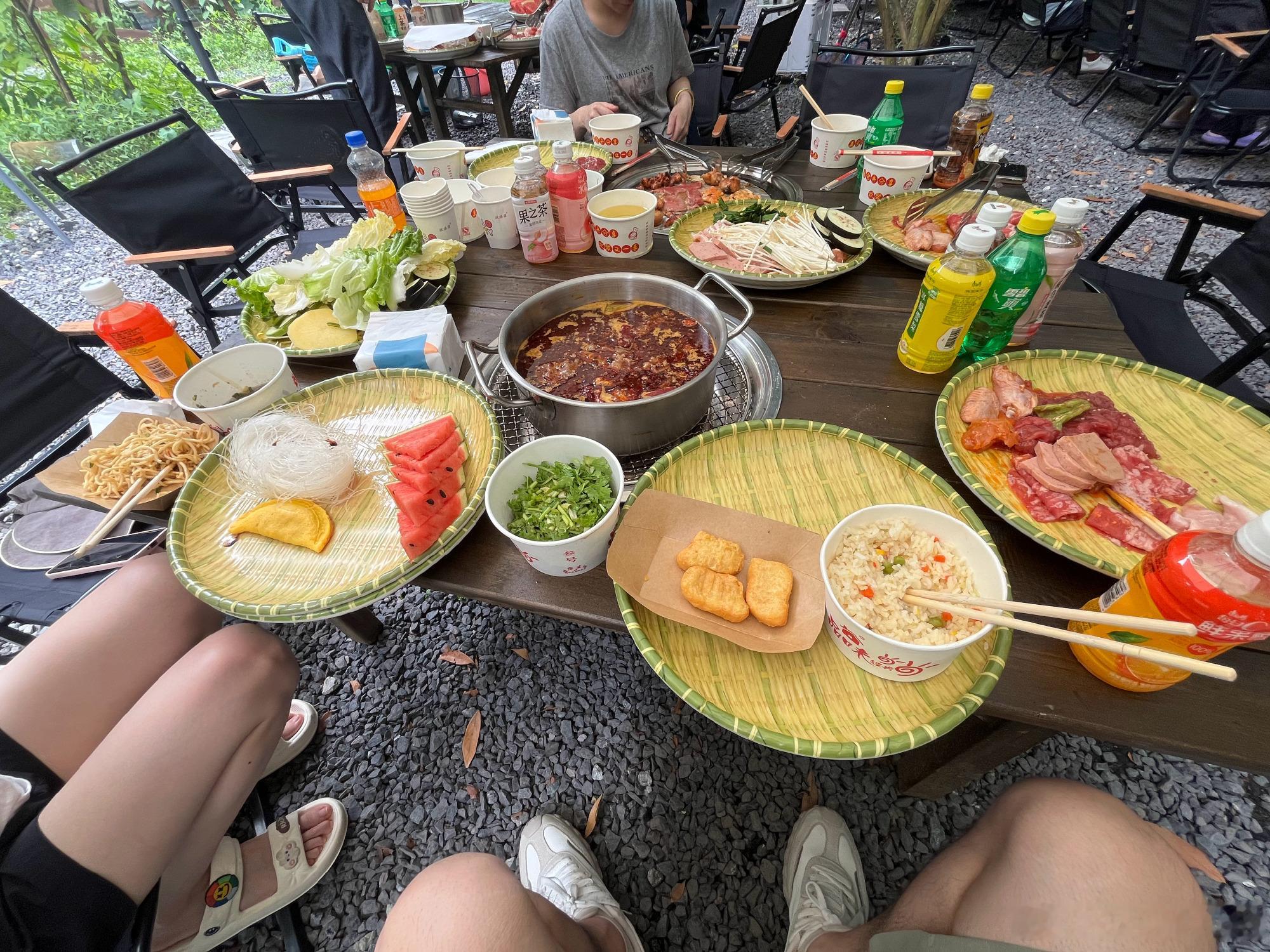 盛夏岚图车友露营欢聚  绿荫林间，岚图车友线下露营派对热闹开场。满桌烤...