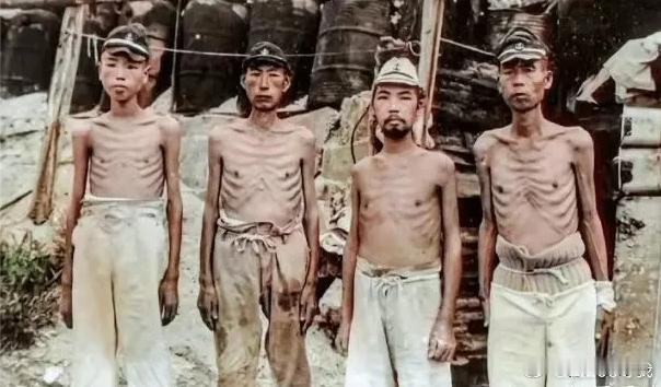 一份1939年日军经理部交运清单中显示，日军的单兵配给居然还有水果罐头和海鲜罐头。

那个时候的日军的确是兵强马壮，单兵素质极高。

但随着太平洋战争爆发，日军的供给出现了很大问题，日军伙食开始断崖式下降。《1941年度兵站运营要纲》中，日军就开始实行粮秣以当地征集为主，基本停止了从日本本土 ​