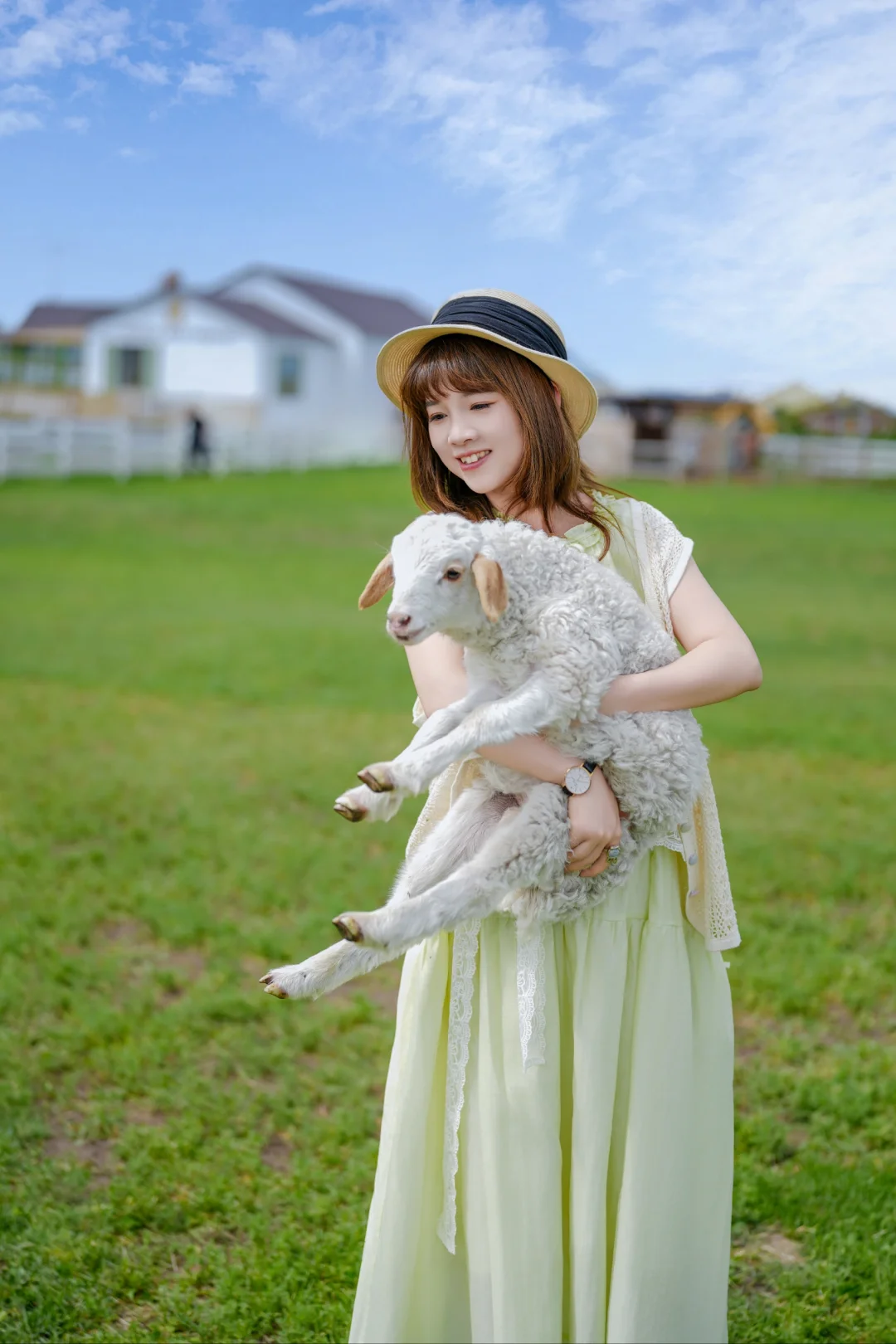 第一次抱小羊，原来是这样的感觉，真奇妙❗