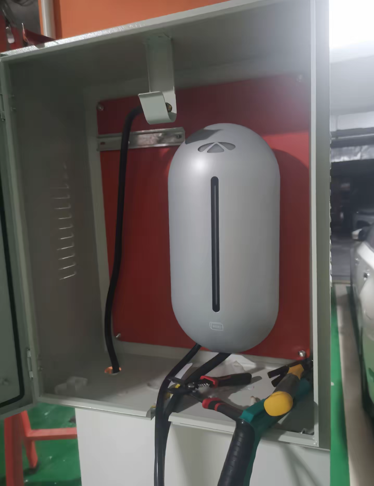 我风云A9L的充电桩是买车车企送的桩体，本来以为直接免费装好。结果电表到车位距离超了免费线缆长度，多出几十米要额外加钱。物业这边流程倒是挺顺利，没有乱收押金或者管理费。
装充电桩真的变数很大，有的人用线少一分钱不花，有的走线远、还要破路，一下子大几千就出去了。我去年买的车，送充电桩含30米线，我最后