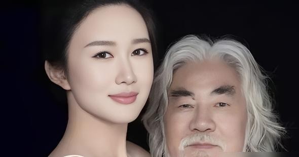 75岁的张纪中坐在直播间里，44岁的杜星霖对着镜头宣布：正在备孕第五胎。张纪中全程点头。唯一开口纠正的是——孩子叫“龙子”，不叫“龙太子”。
这个画面信息量很大。一个拍过《天龙八部》《神雕侠侣》的导演，在剧组说一不二的人，现在直播间里的主要动作是点头。妻子负责宣布，他负责配合。唯一主动说的话，是纠正