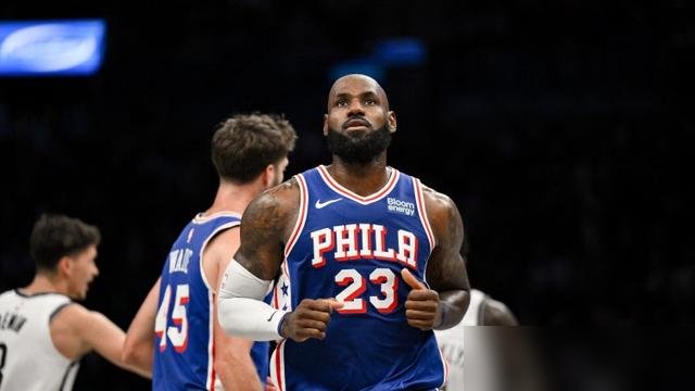 25分钟，8分8篮板7助攻，正负值+17，这数据搁别人身上叫全能，搁詹姆斯身上叫“没打完”。
首节接马克西传球直接空接暴扣，76人主场首球就这么来的。第三节手臂被抓破出血，球衣一脱，打卡下班。季前赛而已，不跟你玩命。
两场季前赛，一场10+4+5，一场准三双。第24个赛季，别人早退役了，他还在那