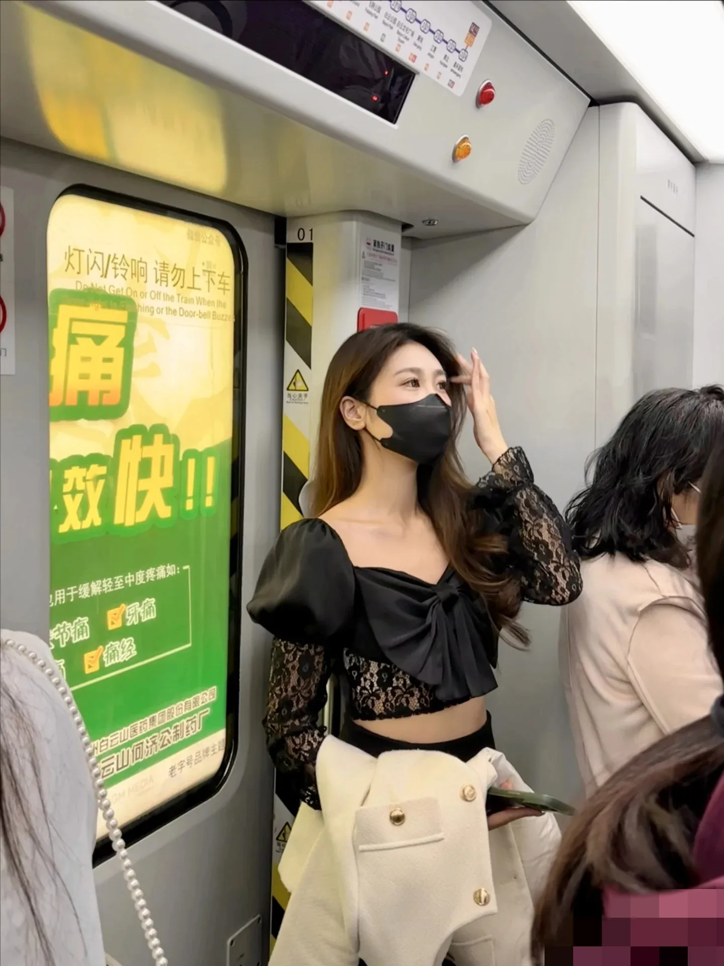 广州地铁看到的美女，被惊艳到了，真的太美了吧！真的比女明星还好看啊，怎...