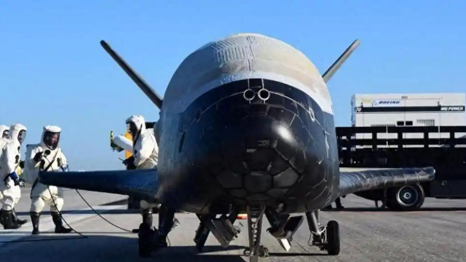 太空战真的要开打了！美国空军部长特洛伊·迈因克说，美国太空军现在已经有“在轨太空控制武器”了。这是五角大楼有史以来第一次这么直白地承认，自己在太空放了能打仗的装备。

说出这话的人叫特洛伊・迈因克，是现任美国空军部长，同时管着空军和太空军两大块，他出身情报系统，早年攥过美军最核心的卫星项目预算，说话