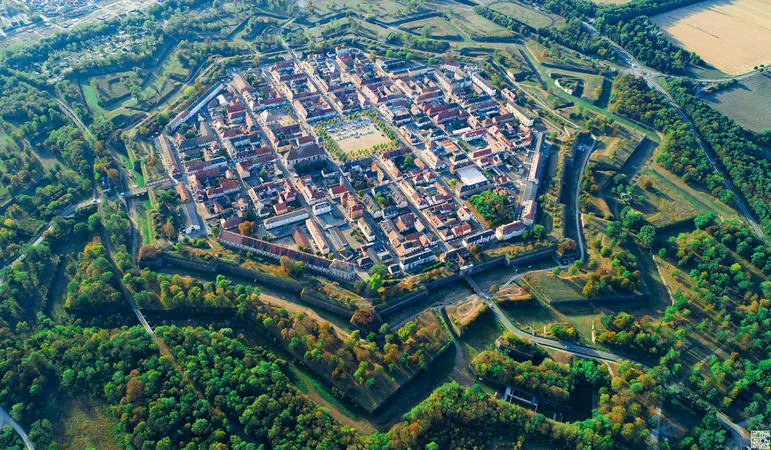 八角形的法国小镇，曾是防范侵略的堡垒