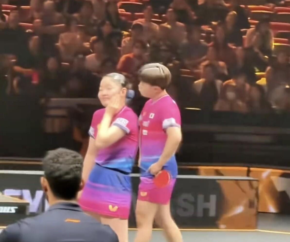 笑死我了！真的笑死我了！松岛辉空和张本美和回国后一起参加节目上演了搞笑一幕:松岛辉空直接向媒体告状，说自己的混双搭档张本美和太凶了，在场上是真的骂我。旁边的张本美和没绷住，捂着嘴巴大笑，脸色通红。
中国大满贯那场球，他们一比三输给韩国组合，四强就停了。赛后松岛接受采访，直接说不喜欢打双打，也不擅长。