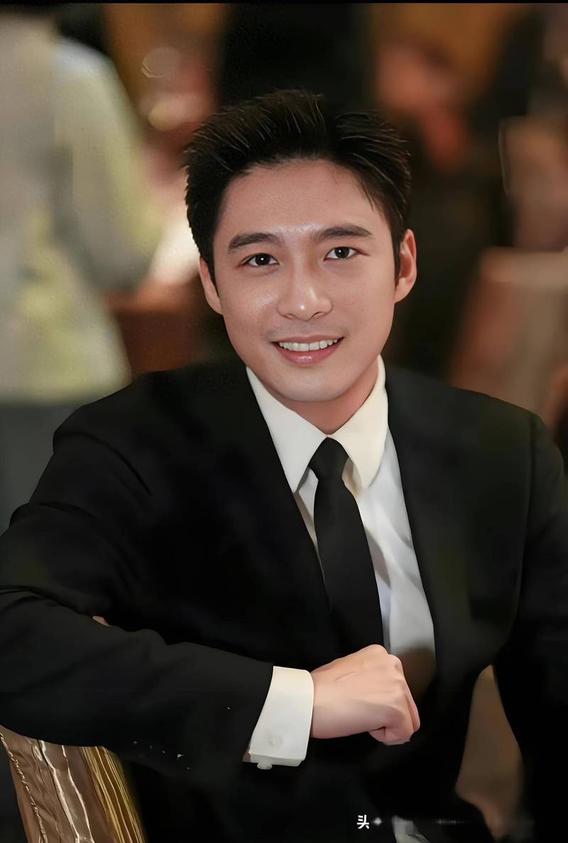 褪去豪门光环！霍启山低调成长，以实干诠释赤诚家国心
 
作为霍家第三代接班人，霍启山打破大众对豪门子弟的固有印象。他自幼受霍英东爱国家风熏陶，年少远赴英国求学，深耕金融专业，留学期间远离浮华圈层，踏实沉淀学识，从不张扬家世背景。
 
学业有成后，他拒绝家族空降特权，远赴海外顶尖投行从基层历练，积累扎