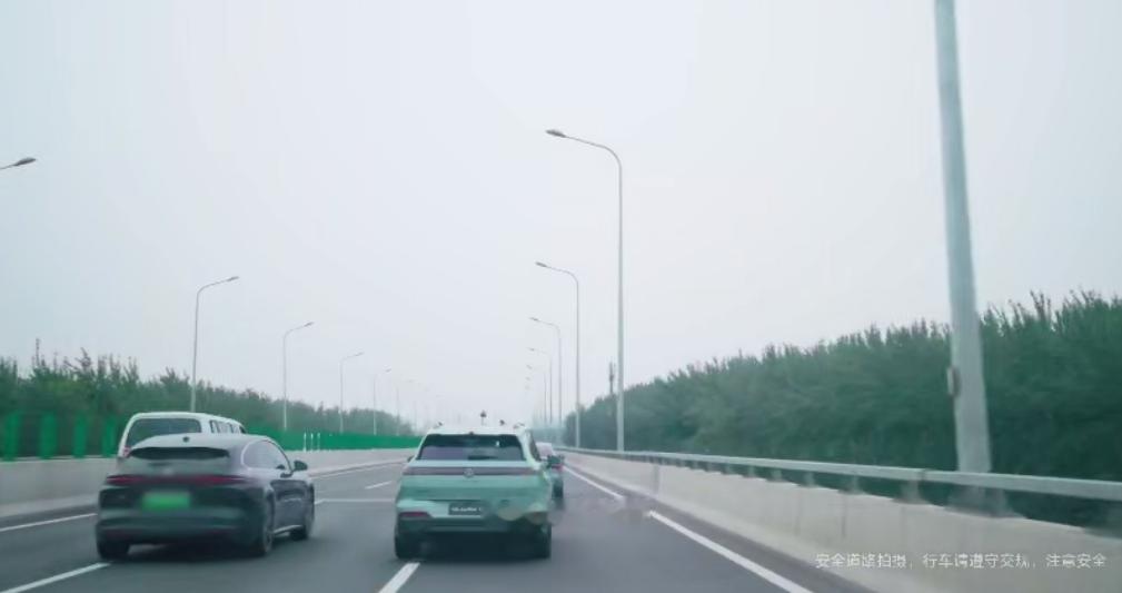 当下汽车测评行业愈发流于表面，参数解读千篇一律，营销话术层层包装，看似专业全面，却始终脱离普通人的真实用车场景。而易立竞的一场代驾试车，狠狠戳破了行业套路，给出了全新的测评答案。专业车评人深耕圈层，测评难免带有固有视角和商业属性，而从业三四