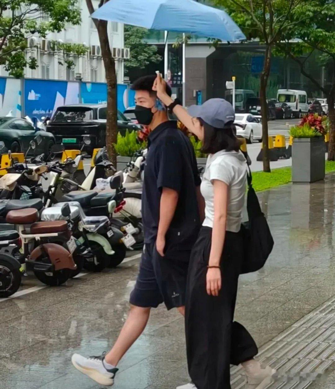 窦骁和老婆何超莲，现身深圳一家餐厅聚餐，原来这公婆俩关系好着呢。 ​​​