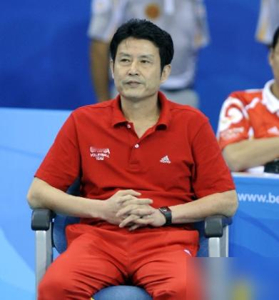 中国女排又输泰国，2-3，亚锦赛冠军连续11年没摸着了。决胜局10-15，庄宇珊腿抽筋被抬下去，场上直接没人下球。
郎平在看台上坐着，陈忠和也在。俩人全程没吭声，赛后陈忠和还给泰国队颁了金牌，跟人家主教练有说有笑。
最扎心的是，这不是偶然。2009年输泰国，2023年输泰国，2026年还是输泰国