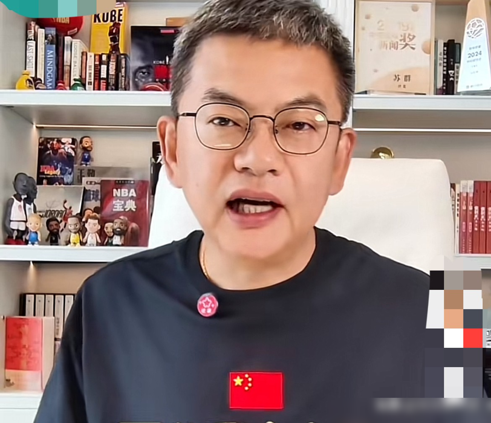 9月18号打日本，杨毅直接开撕苏群，就因为一句话。
苏群在专栏里写：特殊的日子，特殊的对手，但只要自信，这仍然只是一场普通的比赛。 他想给男篮卸包袱，怕背心理债。
杨毅不干，说这日子打日本，从赛程一出来就注定不普通，普通比赛四个字说得轻巧，真出了舆论事，说话的人不担责。
更扎心的是，日本这12
