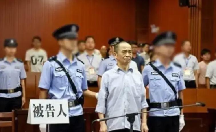 2017年，一名72岁老人，拿着一把水果刀闯入一退休法官家中，对其狂砍13刀，事后，行凶者放声大笑，面对赶来的民警：终于报了22年前的仇……
 
龙建才在派出所里坐得很直。民警给他倒了杯水，他没动。
 
“说说吧。”做笔录的民警把本子摊开。
 
龙建才眼睛看着对面的白墙，说：“说完了。仇报了。”