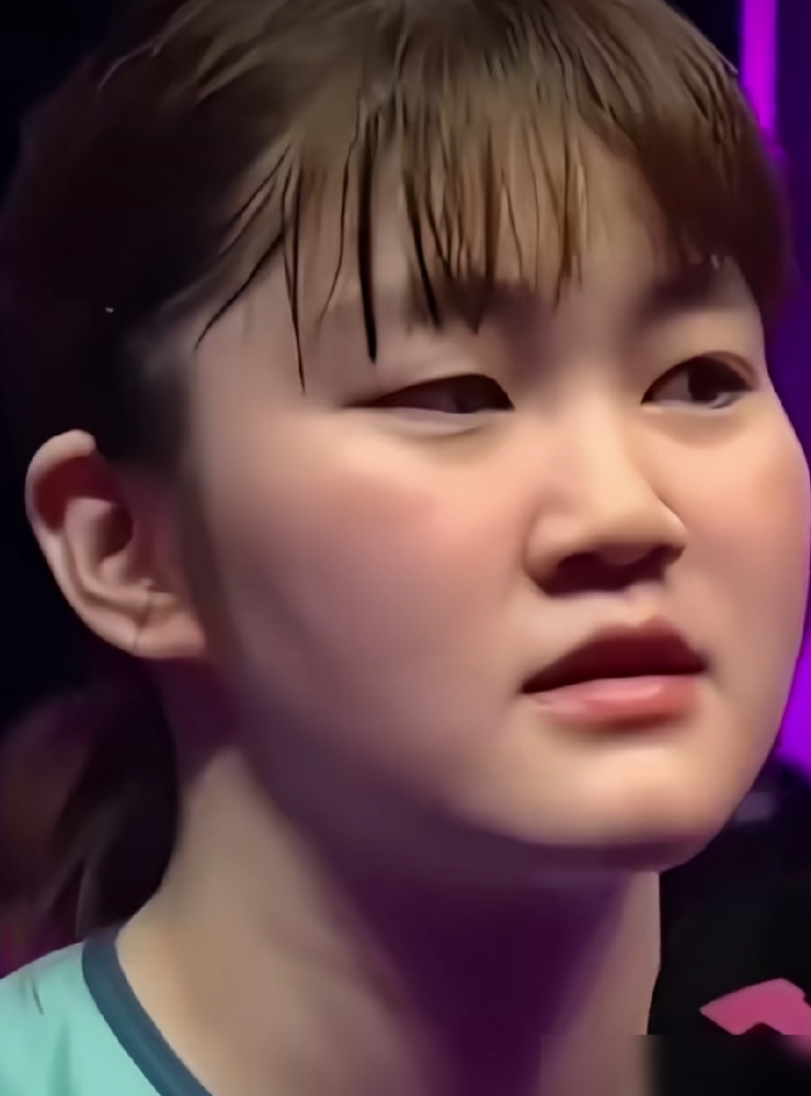 孙颖莎那句火爆全网的学好中文再来，竟然是日本人自己爆出来的。
网传莎莎霸气教训日本小将大藤沙月，很多人以为是自媒体在编段子。
真不是。9月2日日本《桌球王国》放出的采访里，大藤亲口还原了细节。
大藤私下找莎莎，习惯性狂飙英语。莎莎根本不按套路出牌，直接笑眯眯地打趣，不行，快去学中文呀！
有趣