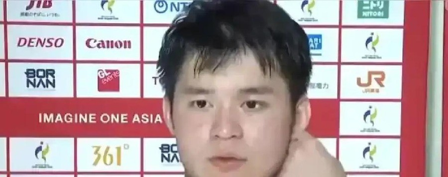 21岁小将4比0横扫世界第一，赛后一句话让全场沉默：头哥一直有伤病跟疲惫，他扛着三项打完了亚运会，这竟是他最后一届
名古屋亚运会乒乓球男单决赛打完，林诗栋4比0横扫王楚钦，四局比分11比5、11比8、13比11、11比5，整场不到半小时。一个21岁的年轻人，第一次打亚运会就拿下男单、男双、混双三块金