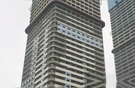 合肥城建最可惜的画面，滨湖摩天梦留在图纸上！
2026年9月，合肥滨湖国际会展中心里摆着900多家企业、1万多件展品，机器人、智能汽车、量子设备、半导体技术挤满7万平方米展区。十几年前，同一片滨湖最吸睛的故事却不是芯片和机器人，而是两组准备冲进云层的摩天楼。城市还是那座城市，舞台也没挪多远，但合肥拿