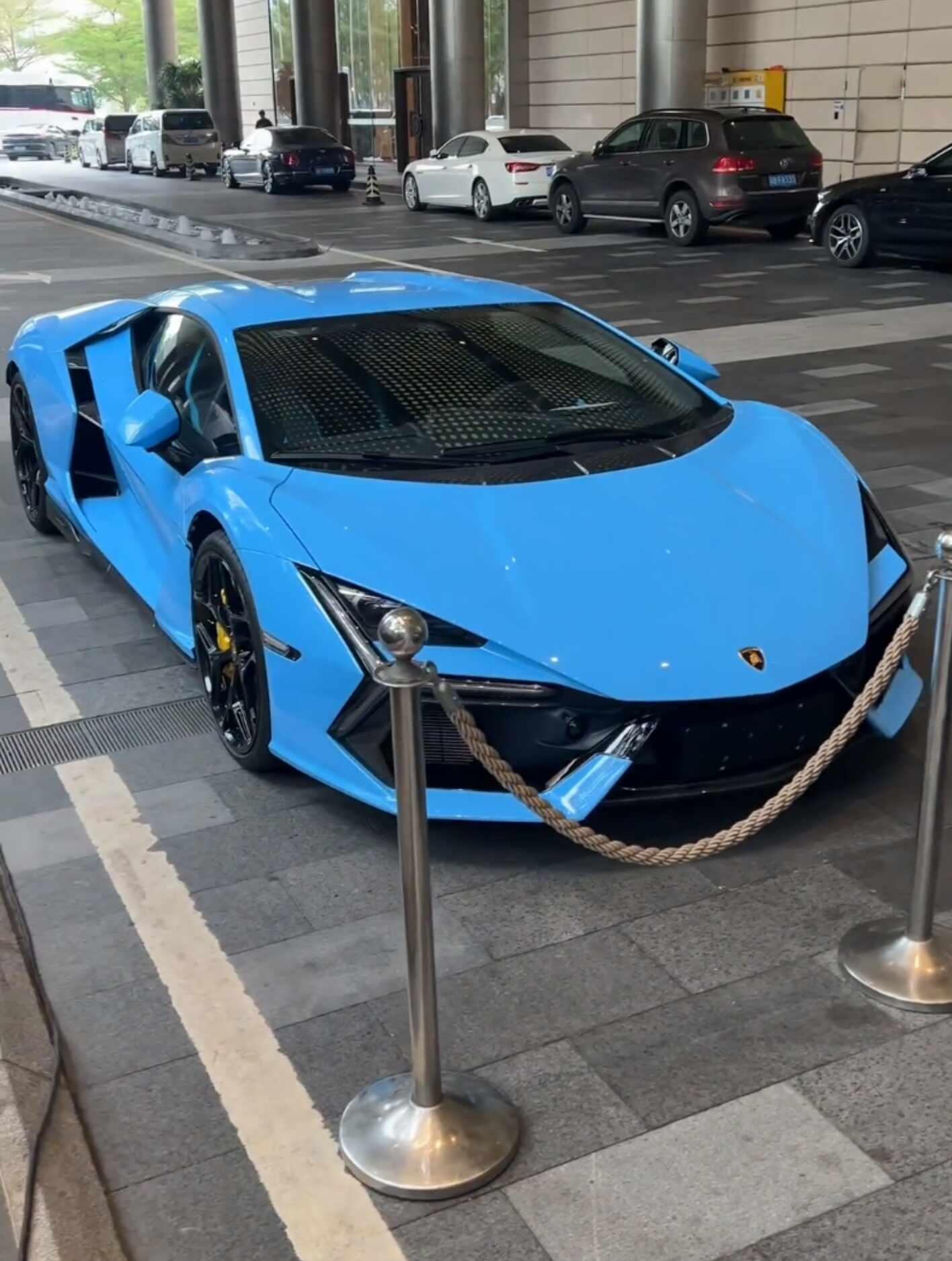 实拍兰博基尼Revuelto V12混动
经典V12混动动力，棱角机甲车身，大尺寸四出排气，碳纤维部件遍布车身，静态实拍也充满压迫感，浅蓝色大牛真的很出片。
#超跑# #这车有点帅# #汽车文化# #豪车# #汽车# #汽车薯# #街拍豪车# #汽车生活# #汽车分享# #汽车推荐#