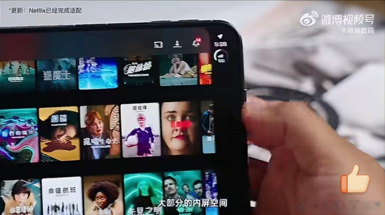 相信各位和我们一样，对苹果的第一台折叠屏手机充满了好奇，这次我们为iPhone Duo准备了一系列特别的测试，甚至专门准备了一台能够把它折叠10000次的设备…我们想和你一起看看，iPhone Duo用起来到底怎么样？如果你喜欢这期节目，请多多支持我们，并把视频分享给你的朋友们一起看看～ ​