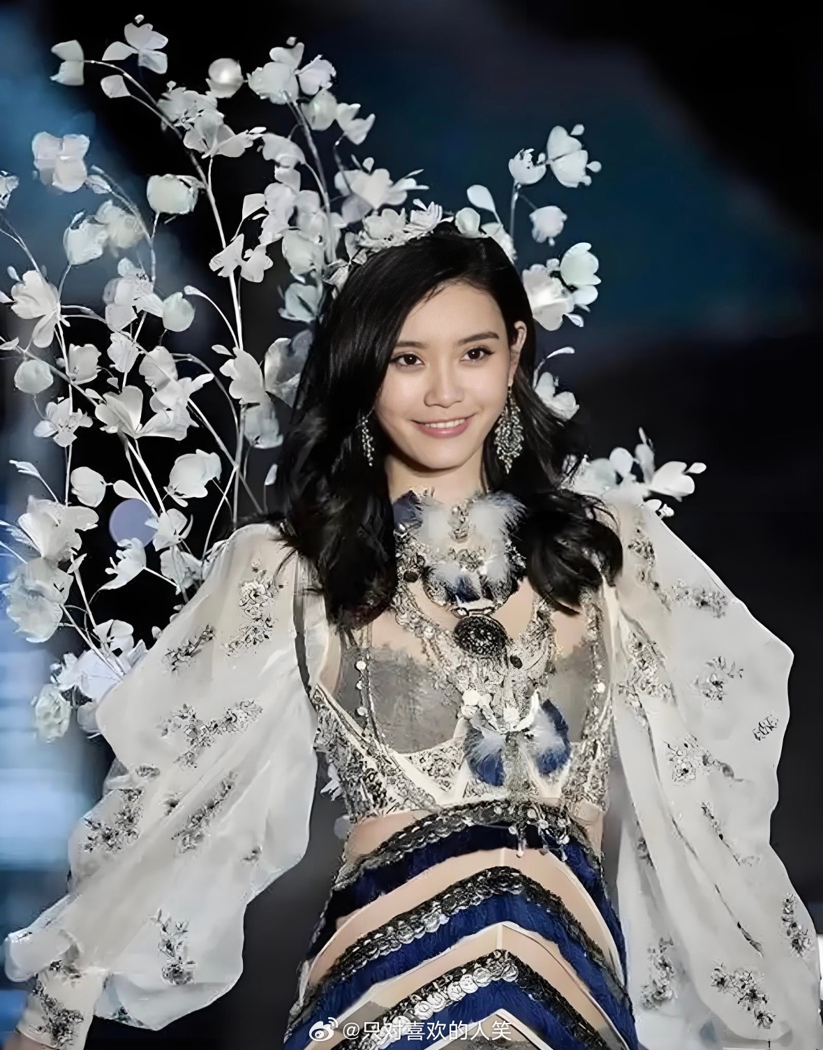 2026维密大秀当天，奚梦瑶在洛杉矶后台与超模Yoon Young Bae一起向观众问好，状态松弛自然，还亲口确认这是自己的回归，并说最期待女儿看到视频时夸“妈妈好漂亮”。  一、回归背景与确认- 时