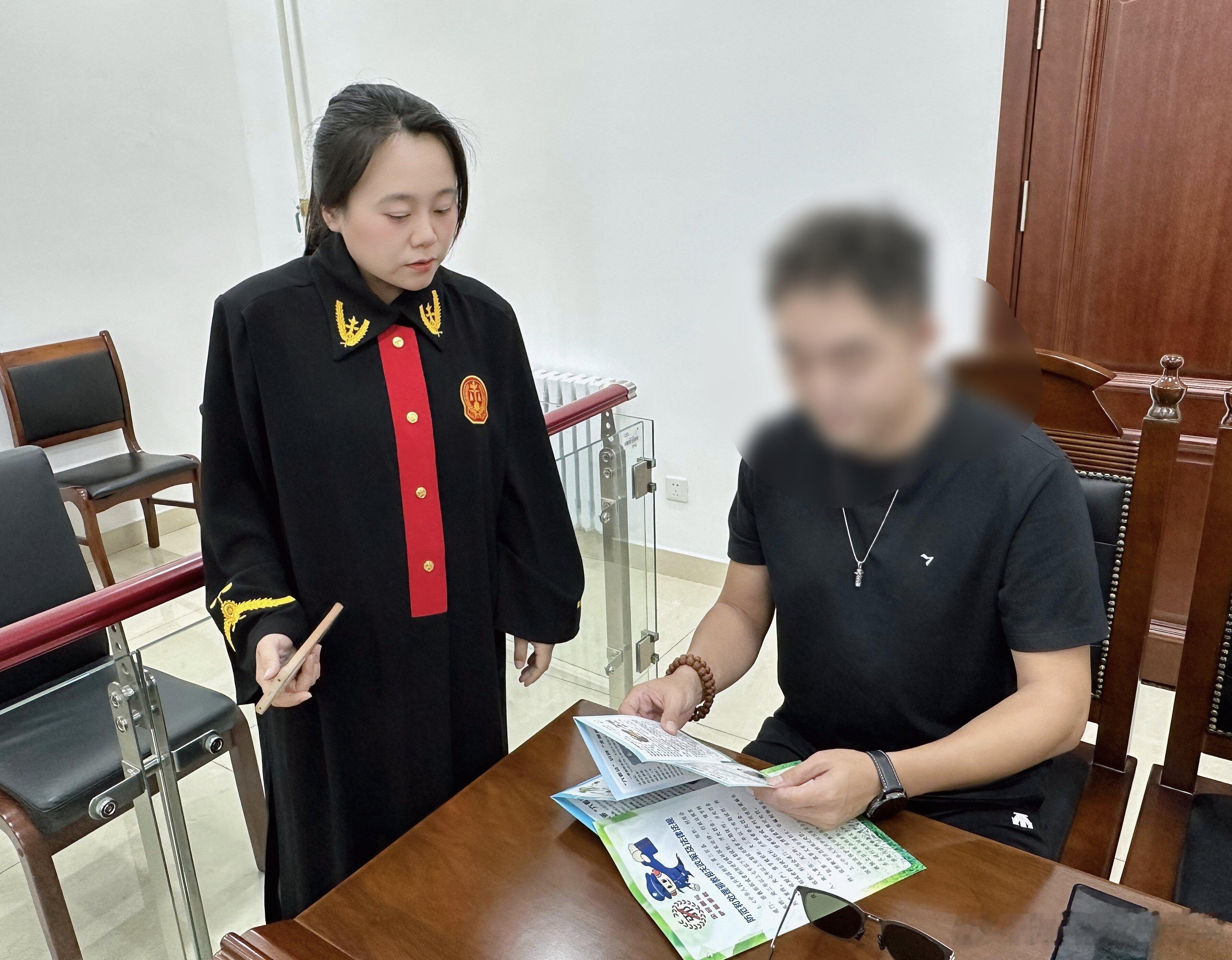 开展反邪教警示教育宣传 筑牢庭审前沿思想防线
      
       为进一步提升人民群众识邪、防邪、拒邪能力，筑牢基层反邪教思想防线，阿荣旗人民法院民事审判庭立足审判工作职能，把反邪教警示教育融入庭审一线，利用案件开庭的有利契机，面向案件当事人开展反邪教宣传教育活动，实现审判办案与普法宣传 ​