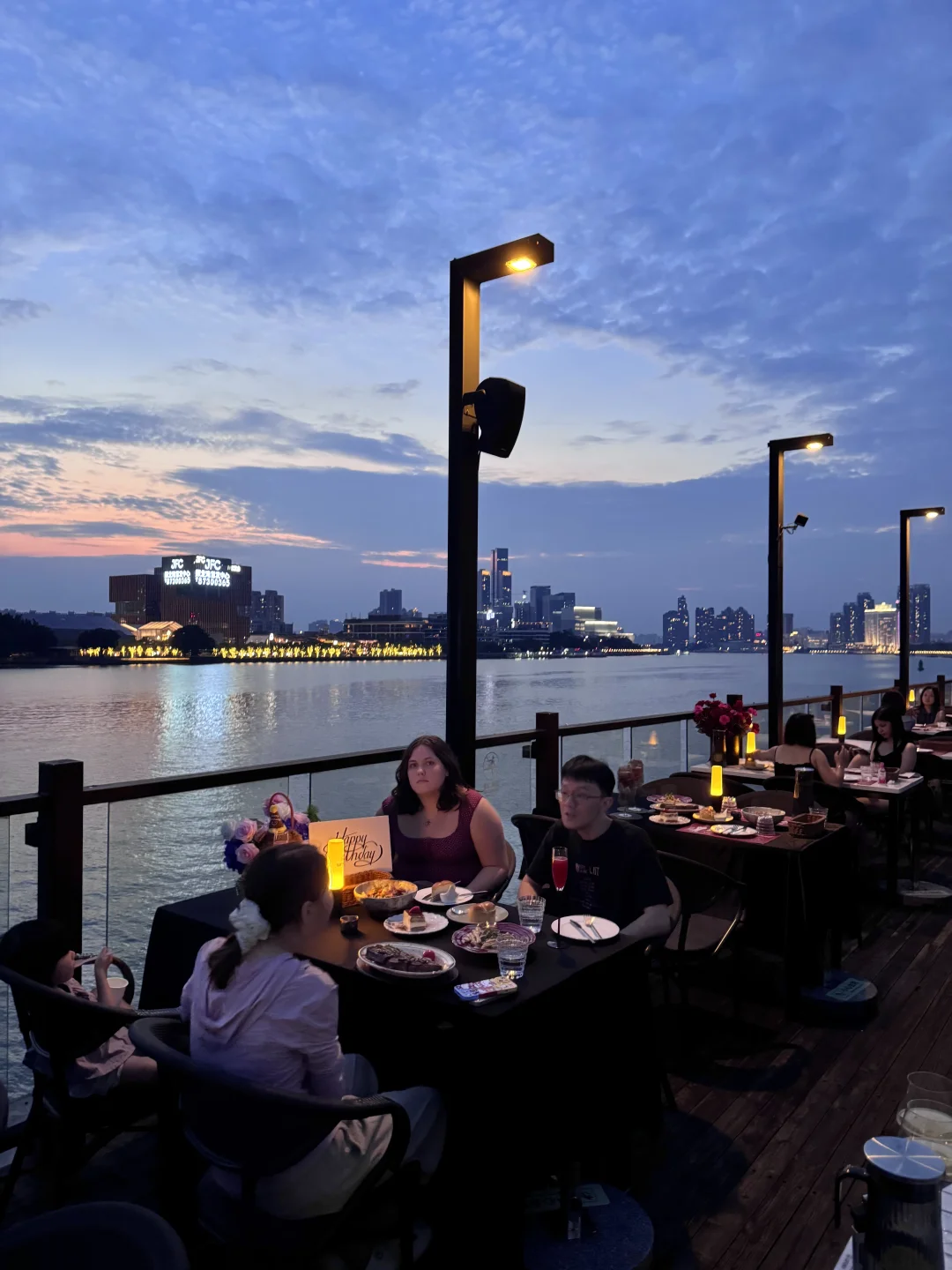 广州这里！！！有种不在国内的vibe🌃……
