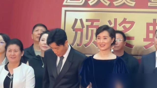 54岁吴越走红毯，评论区风向变了。没人夸她穿得多嫩，全在说那股压场子的劲儿。
镜头怼脸，连皱纹都透着稳。旁边年轻演员忙着摆姿势，她手一插兜，跟回自己家客厅似的。
有人酸她“端着”，结果被扒出8月刚亲自下场撕谣言。不吵不闹，直接转发辟谣，一句废话没有。
再看她手里的活，《交锋》《重器》排着上，全