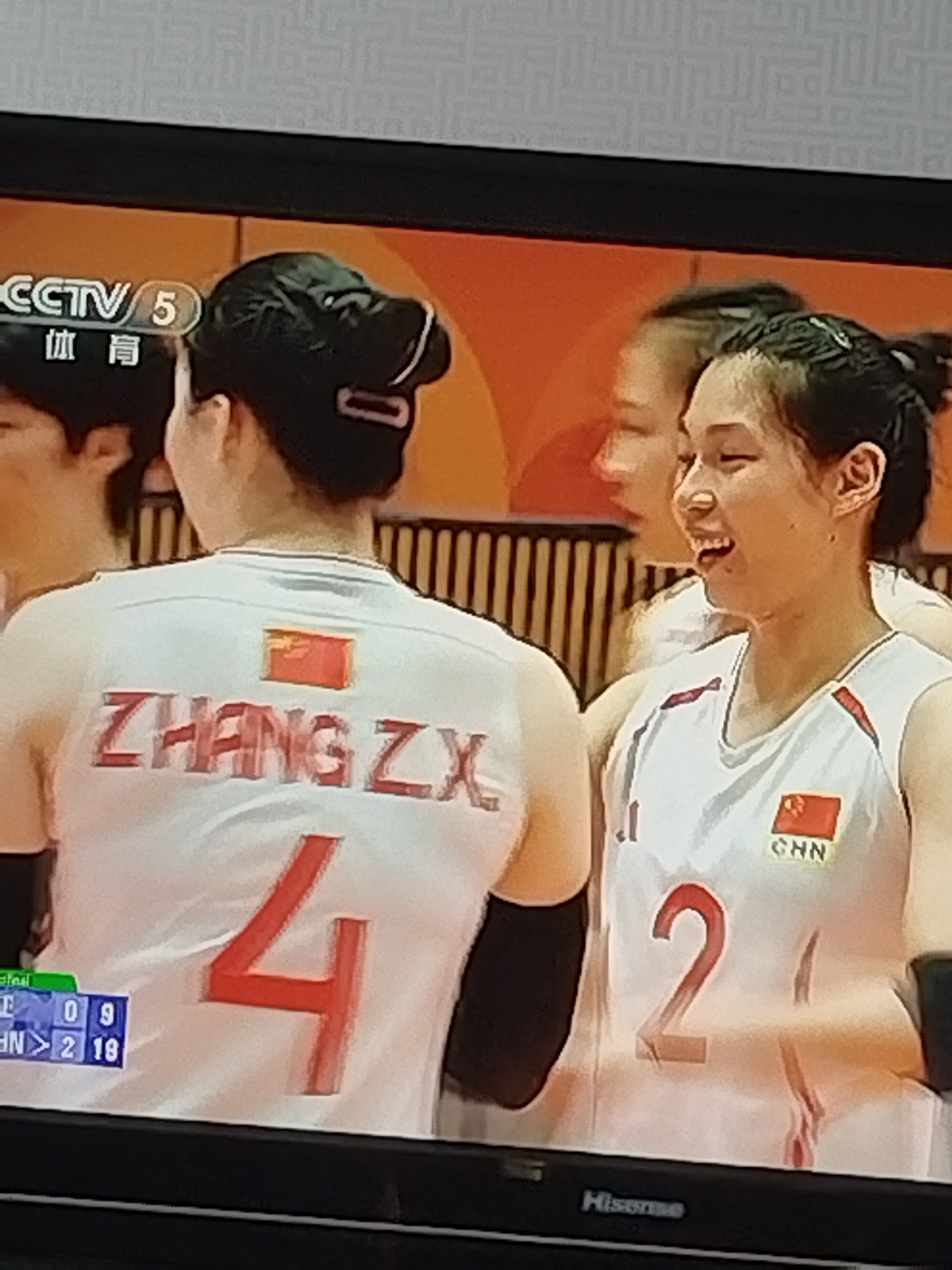 今天下午3点中国女排再战泰国女排。
在亚锦赛上中国女排2:3不敌泰国女排无缘冠军，没有拿到奥运会直通入场券。
今天下午3点，中国女排与泰国女排又狭路相逢在亚运会半决赛。
中国女排能够报亚锦赛上的一箭之仇吗？让我们拭目以待。