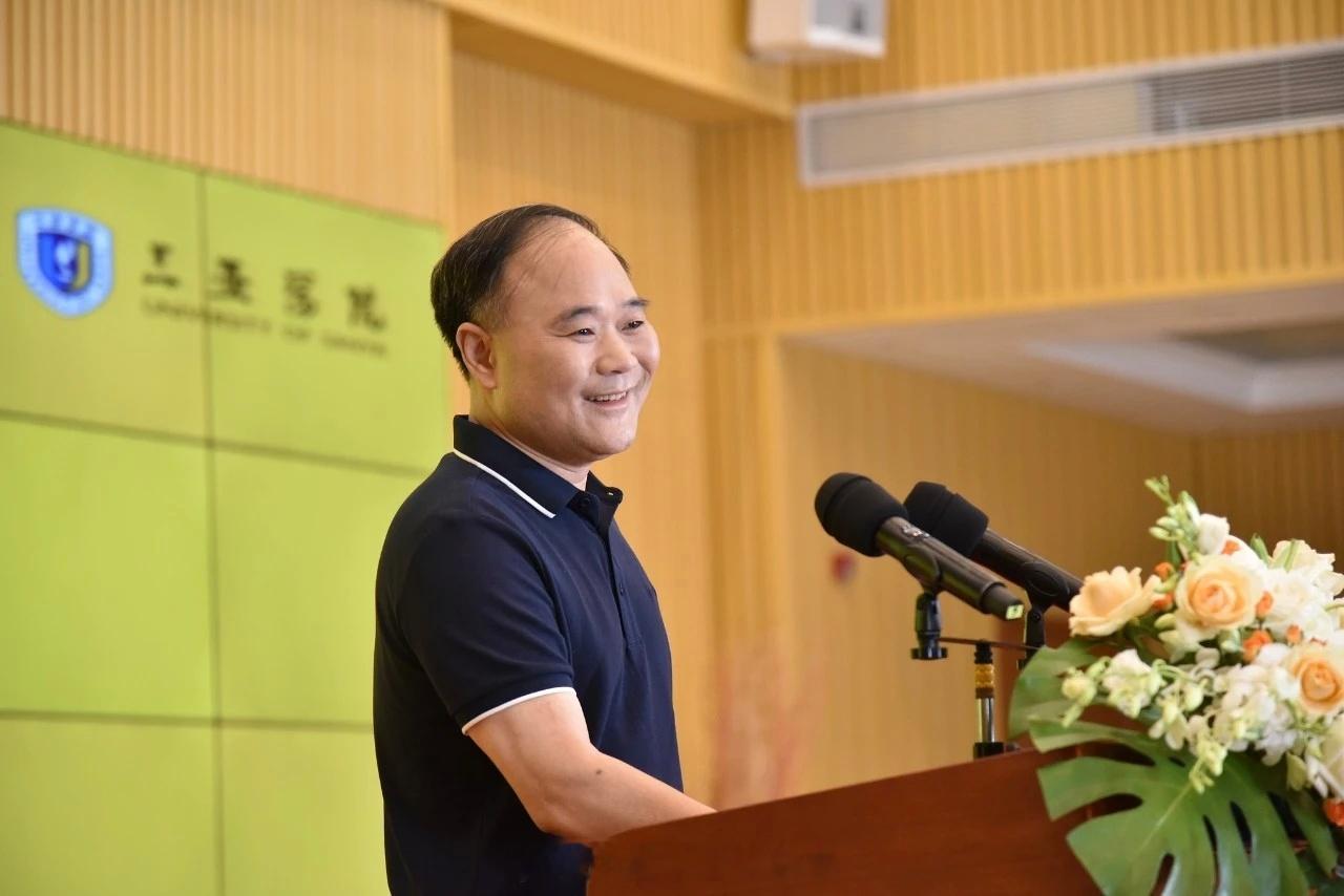 【造车30年，李书福还创办了10所学校】8月19日，吉利控股集团携手李书福公益基金会，在浙江省台州市启动大学生助学计划、医疗救助计划、艺术教育计划公益项目。

项目第一年投入逾600万元，并确立了长效公益机制，未来将根据项目推进与社会需求，持续注入爱心资源。

吉利董事长李书福1963年出生于浙江 ​