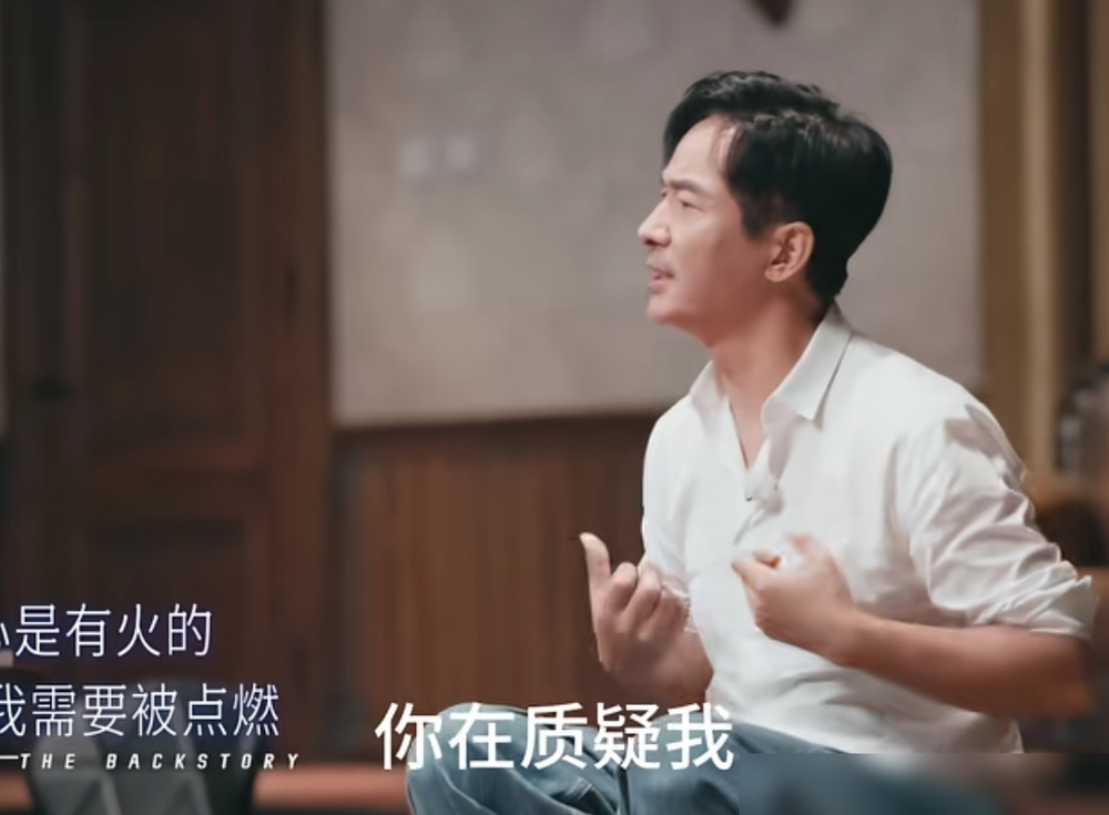 郭晓东亲口承认，因为自卑，他把到手的戏推了。不是没机会，机会全让他给拒了。
霍建起让他客串个没名姓的小角色，转头就把《暖》的男主角给他，东京电影节影帝。王海鸰在机房看完他《大校的女儿》，一个电话打过去，何建国就是他的了。陈可辛、徐克、程小东排队找他拍戏。导演韩可一直接喊他千面郭晓东，陈都灵说他在片