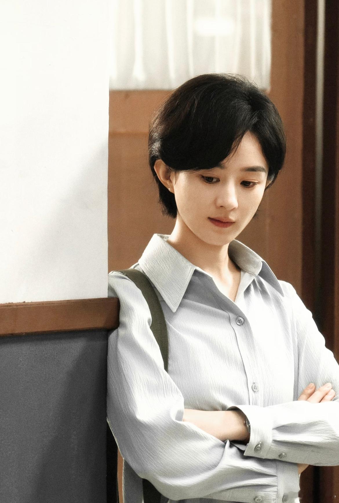 #小城大事提名金鹰奖#🎉🎉🎉实至名归！恭喜《小城大事》成功提名第33届中国电视金鹰奖最佳电视剧！🏆 80年代初的月海镇，一群普通人在滩涂上“无中生有”建起一座新城，这份热血与感动值得被看见！为赵丽颖、黄晓明和全体剧组人员疯狂打call！期待颁奖典礼，也期待颖宝未来更多的新剧！✨📺  ​