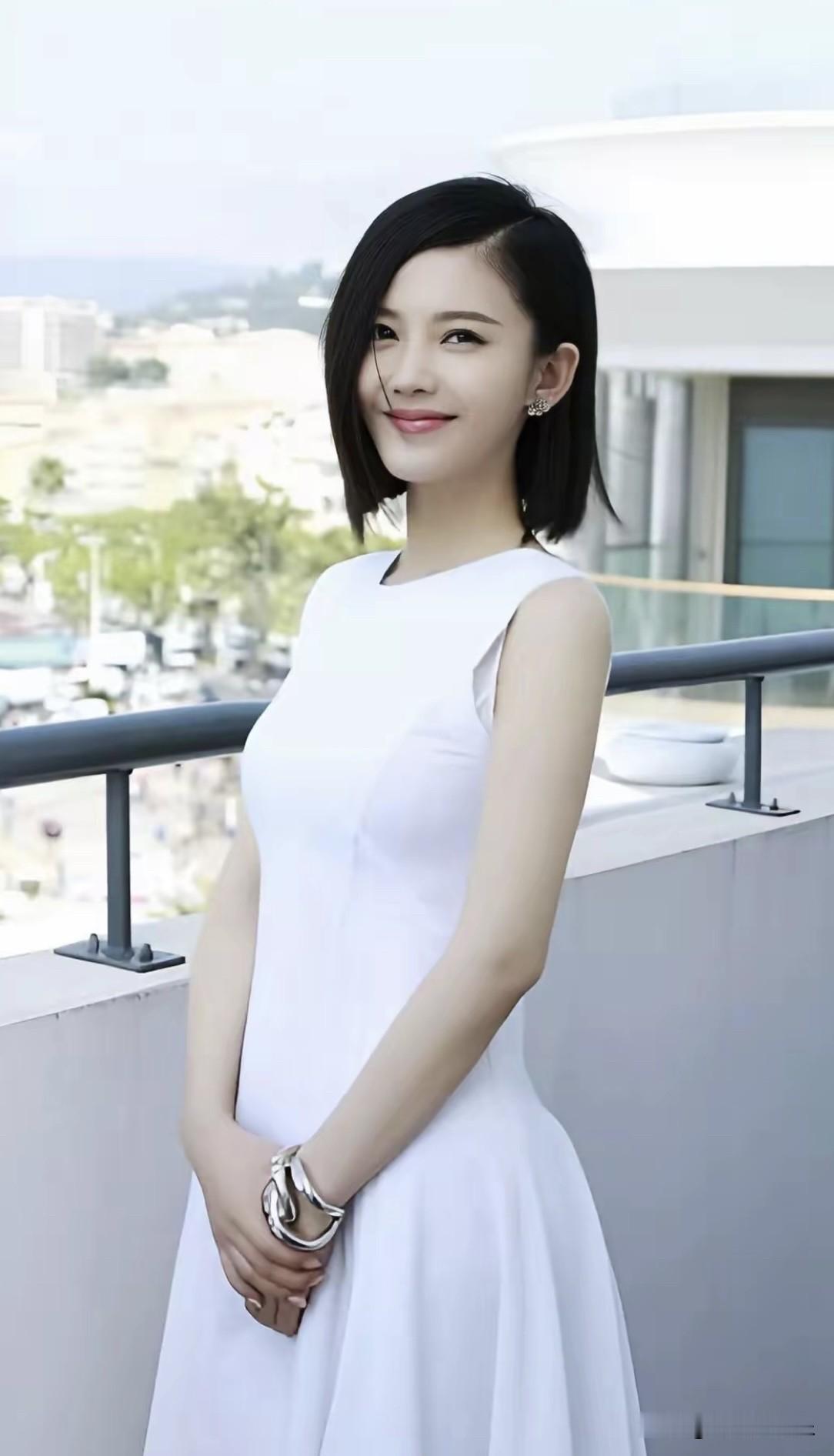 杨子姗，童瑶，万茜
蒋欣，杨幂，唐嫣
刘诗诗，赵丽颖，江疏影
80后女演员，是国产影视承上启下的一代
她们亲历偶像剧爆发、古装剧鼎盛
有人拿遍电视剧大奖
有人从流量转型实力派
有人在电影赛道闯出一片天
年少成名，历经行业起落
如今大多褪去青涩
沉淀出属于自己的表演风格
留下无数深入人心的经典角色