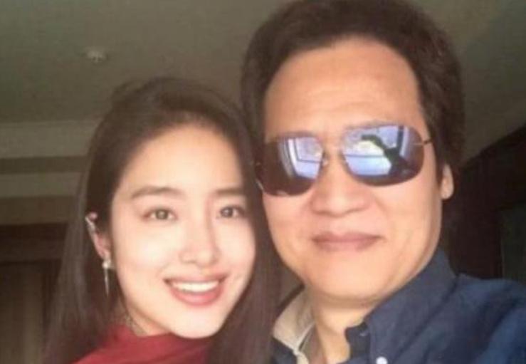 杨采钰因隐婚生子持续引发讨论，从当年和刘亦菲干爹陈金飞的恋情曝光算起刚...
