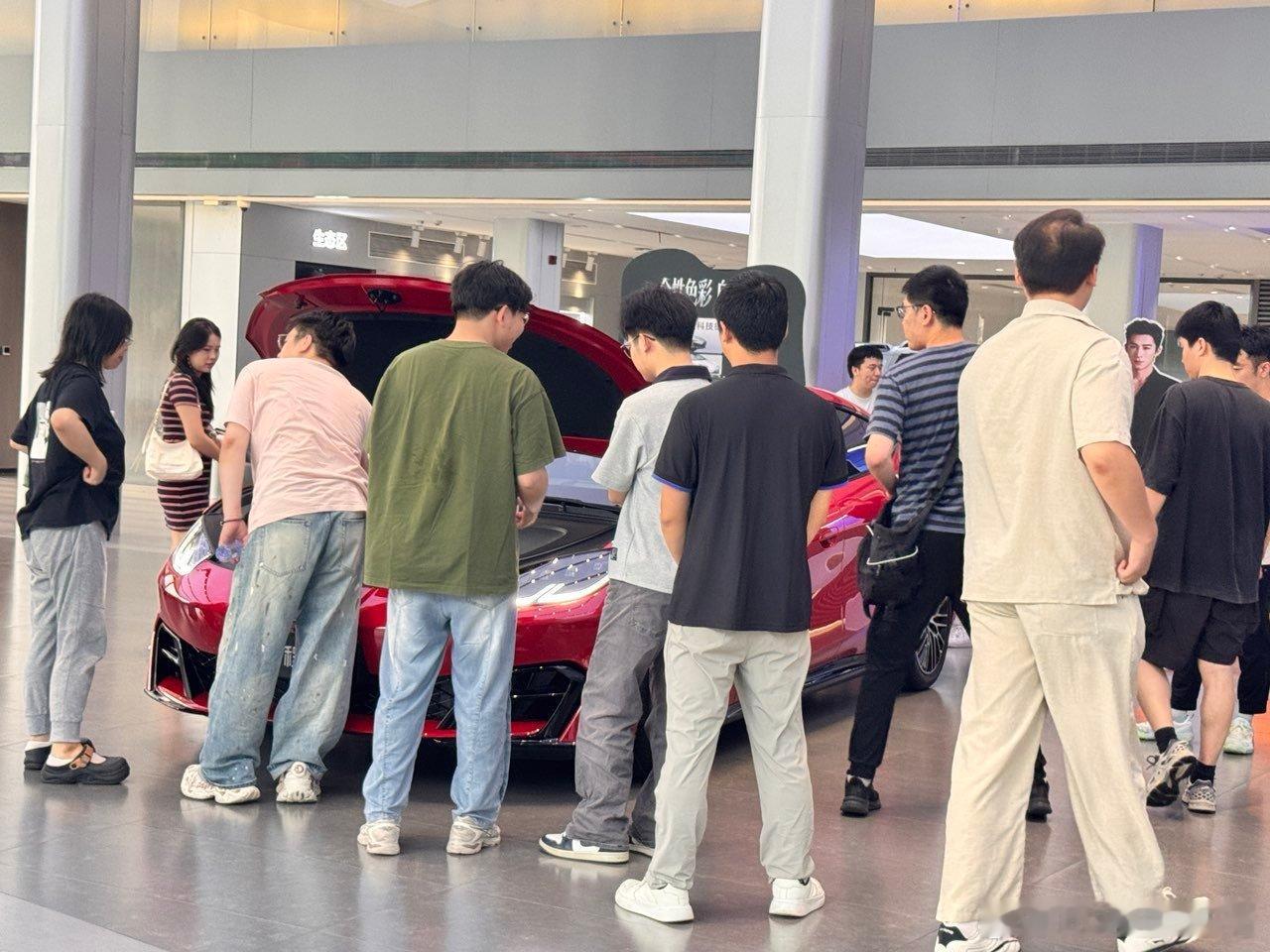 最近店里方程豹S人气很旺，来试驾的年轻人占了绝大多数。现在年轻人选车的需求很明确，颜值要出片、开着要有质感、还得有点新鲜小乐子。方程S把好看、好开、好玩都给齐了，完全贴合年轻人的想法。这次方程S & Sgt交出的答卷，大家打几分？ ​