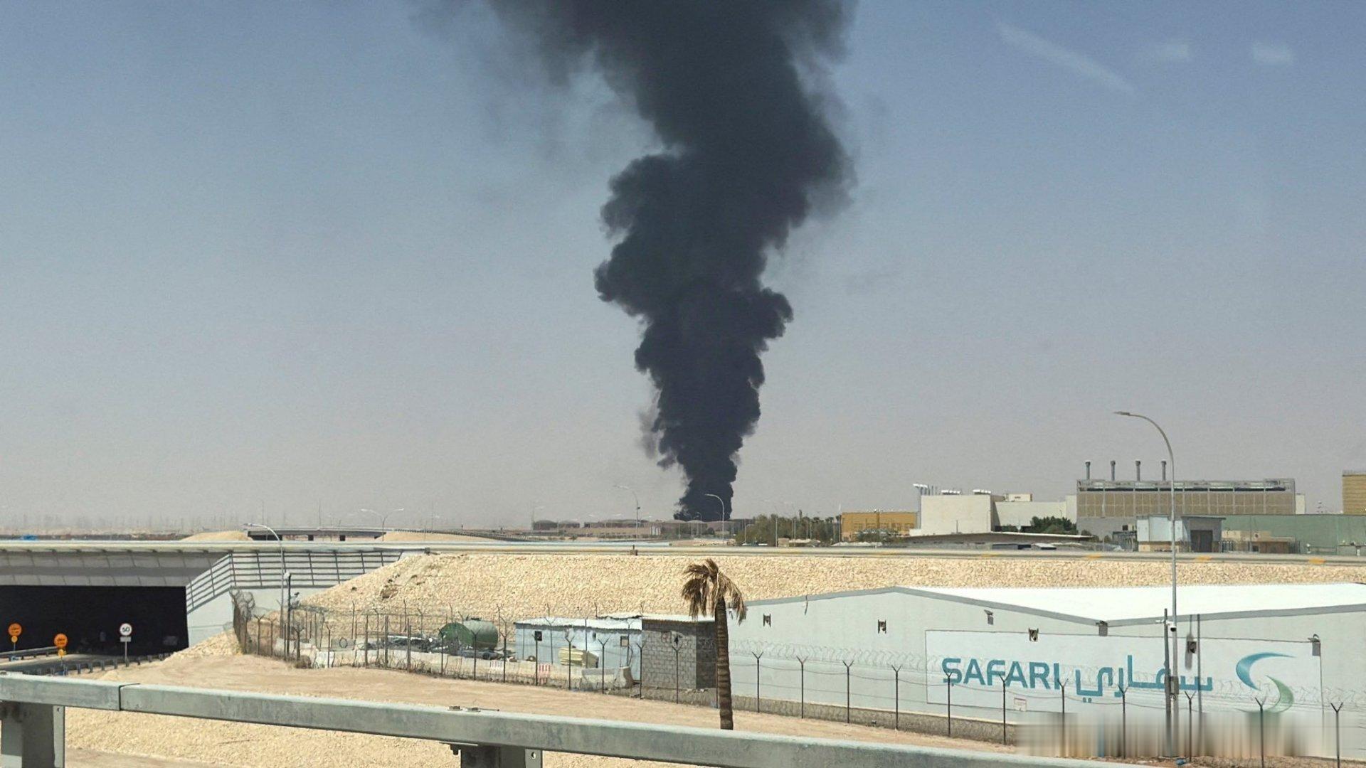🇾🇪🇸🇦🚨 胡塞武装袭击利雅得！国王哈立德国际机场起火

也门袭击行动已抵达沙特首都利雅得，引发空袭警报和城市多地爆炸，标志着事态的重大升级。

影像显示，袭击发生后，国王哈立德国际机场的一个燃料储存库正在燃烧。

沙特当局在最终宣布解除警报前，曾为利雅得发布两次独立的紧急警 ​