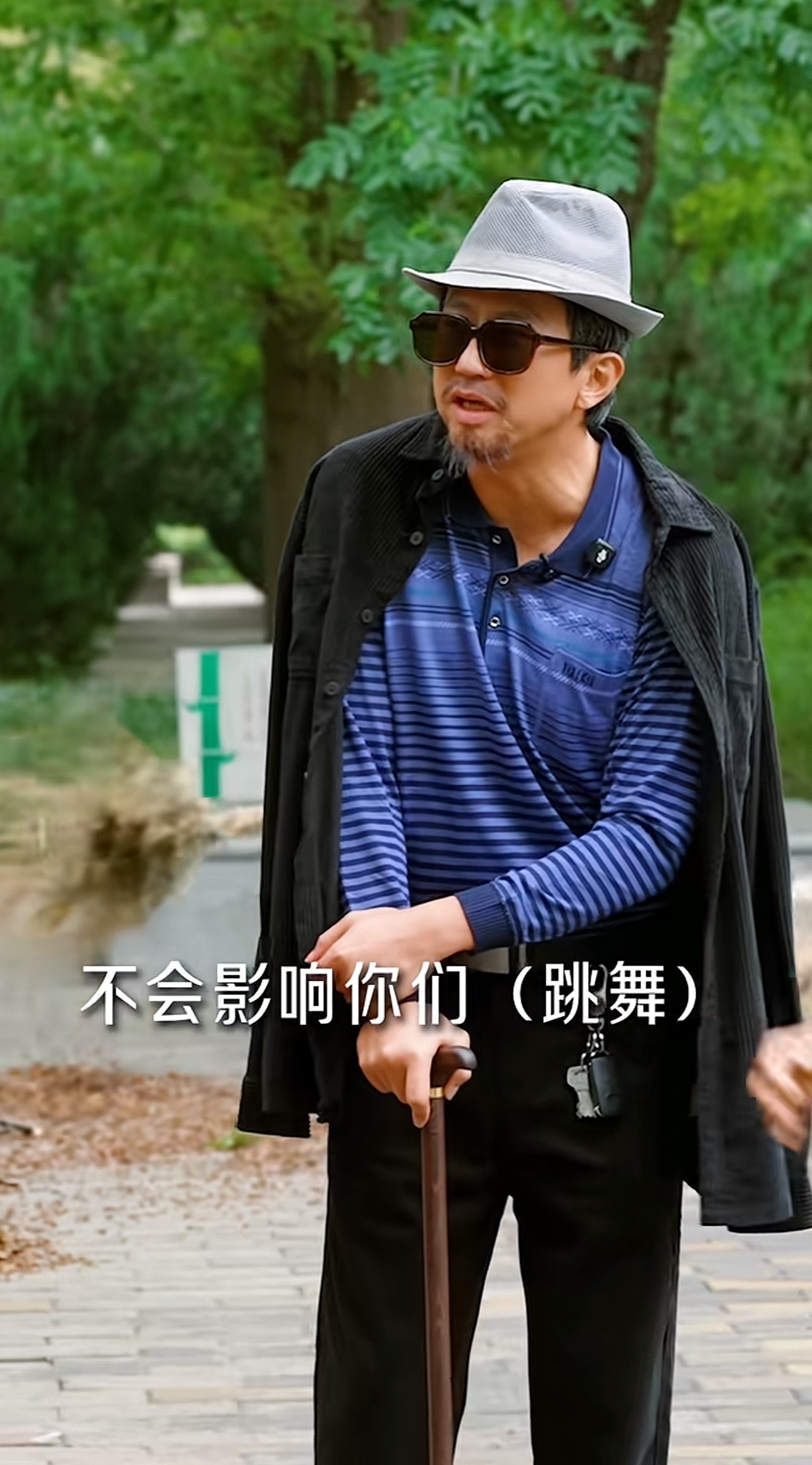 邓超扮成老爷爷想加入广场舞团，结果被阿姨们多次拒绝，还被怼“你说话影响我们”。直到他翻了个跟头，阿姨们才认出这是邓超！这支平均60岁的“跳不齐舞团”，背后藏着温暖的故事：一位大姐曾因儿子离世陷入低谷，是姐妹们和舞蹈让她重新站起，带着孩子的心愿继续跳舞。邓超深受感动，邀请她们一起登上2026美好奇妙夜