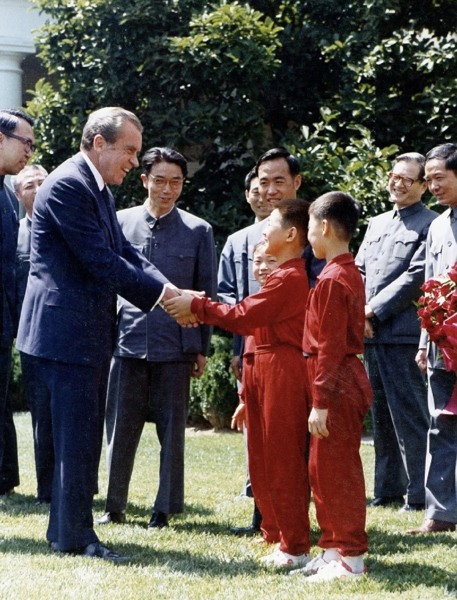 1974年，李连杰第一次拿到全国冠军之后，11岁的他随中国武术代表团一起访问美国，并且在白宫表演后与尼克松握手。