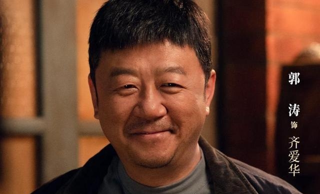 郭涛今天应该特别开心，
不过不是因为他新上的剧《生逢其时》爆火了，而是他的儿子石头要去北电国际班上学了！

不得不说，时间过得是真快，当年参加《爸爸去哪儿》的石头竟然也已经到了上大学的年龄。

虽然他没有考上北电，但可以上北电国际班，先在国内学习两年，然后去国外进修两年，再加上父亲在圈内的人脉，要想