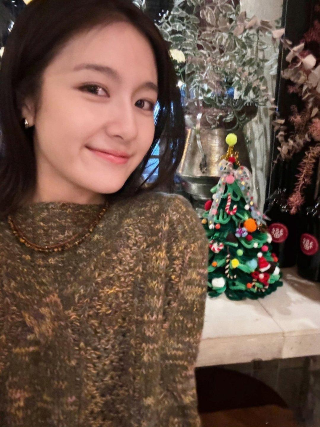 #李兰迪[超话]# 
保持热爱，往更远的青山走
𝐻𝑜𝓁𝒹 𝓎𝑜𝓊𝓇 𝓁𝑜𝓋𝑒, 𝒶𝓃𝒹 𝓌𝒶𝓁𝓀 𝓉𝑜 𝓉𝒽𝑒 𝒹𝒾𝓈𝓉𝒶𝓃𝓉 𝒻𝒶𝓇 𝒽𝒾𝓁𝓁𝓈.
#李兰迪0902生日快乐##李兰迪 温流向海 廿七如期# ​