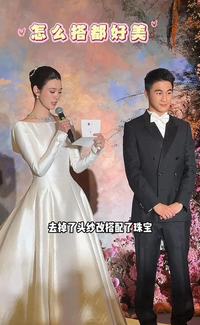 何超琼现身奚梦瑶何猷君答谢宴！打破赌王家族多年旧例，世事变迁，终究还是一家人
 
赌王家族的饭局，向来都自带话题度，这次奚梦瑶与何猷君的答谢宴，可以说着实让人意外。
 
何超琼亲自到场出席，这件事放在以前，几乎是想都不敢想的。
 
熟悉何家过往的人都知道，赌王在世的时候，几房之间界限分明，各家婚嫁大