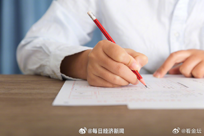 #国考最热岗位竞争5840选1人#【国考报名结束，最热岗位竞争比5840:1，但有83个职位无人报 】#国考83个职位无人报# 10月24日，2027年国考报名正式结束。据华图教育统计，截至24日16时，本次国考报名共有302.5万人成功过审，整体平均竞争比达到85:1。此外，截至报名结束，尚有83个职位无人报考。 ​