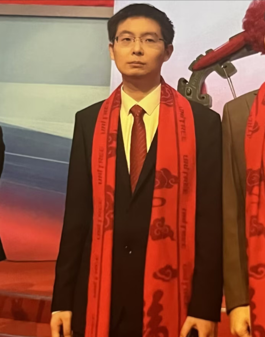 宇树上市，创始人王兴兴全程板着脸，网友说他不高兴
最近宇树上市引发全网股民关注，王兴兴摇身一跃成为新晋90后首富，身价过千亿，值得一提的是，王兴兴再敲钟仪式上全程板着脸，和其他人合影时也没有任何笑容，网友都说，他这是不高兴吧！相比马云、雷军企业在港股上市，两人都开怀大笑，唯独王兴兴好像高兴不起来。有