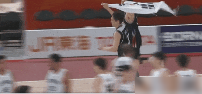 大巴没来，训练取消，韩国男篮还是把日本摁在地上摩擦了。67-57，金牌到手。
李贤重这哥们儿，全场就歇了不到一分钟。27分，18个篮板，三分8中5。最狠的是第三节，单节13分，直接一波17-8把日本打懵。攻防两端全是他。
日本队更离谱，全场命中率不到三成，三分11中3。末节直接断电，39投11中