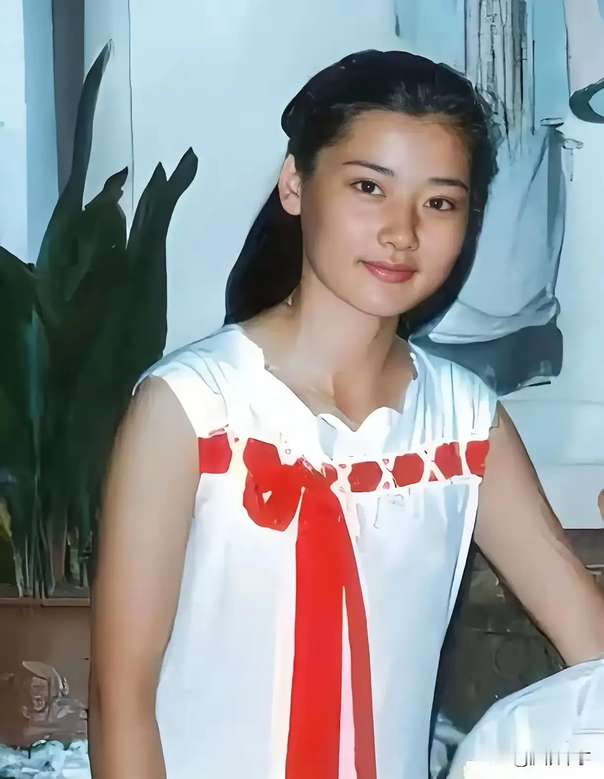 何赛飞二十岁的照片真的太惊艳了，眼眸清澈，五官端正，妥妥的邻家姐姐，长...