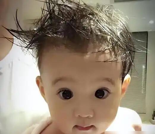 贾静雯家。
基因这事真说不准。
当年咘咘靠一双大眼萌翻全网，如今个子抽高，脸型五官越来越像修杰楷。梧桐妹更不用讲，骨相摆那儿，一眼就是生父那边的人。倒是波妞，小时候短头发黑皮肤，被亲戚说像假小子，谁也没往好看那挂想。九岁生日一过，五官突然开了，镜头前随便做个鬼脸，那眉眼灵气，活脱脱赵敏缩小版。贾静雯