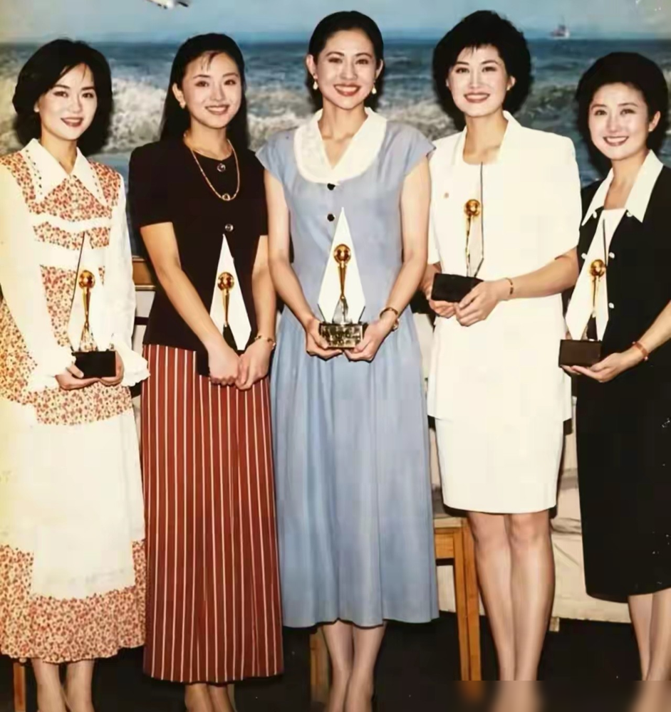 敬一丹的告别式上，倪萍没来，但凌晨三点发了一篇长文。
她说1991年1月7号，自己头回进央视，谁都不认识，是敬一丹主动走过来，拉着她的手挨个屋介绍。那会儿倪萍还叫山东来的，敬一丹已经稳坐《经济半小时》。
三十多年过去，水均益送她三个字：温暖、温馨、稳当。白岩松说，并肩30年，再无这般合拍的搭档。
