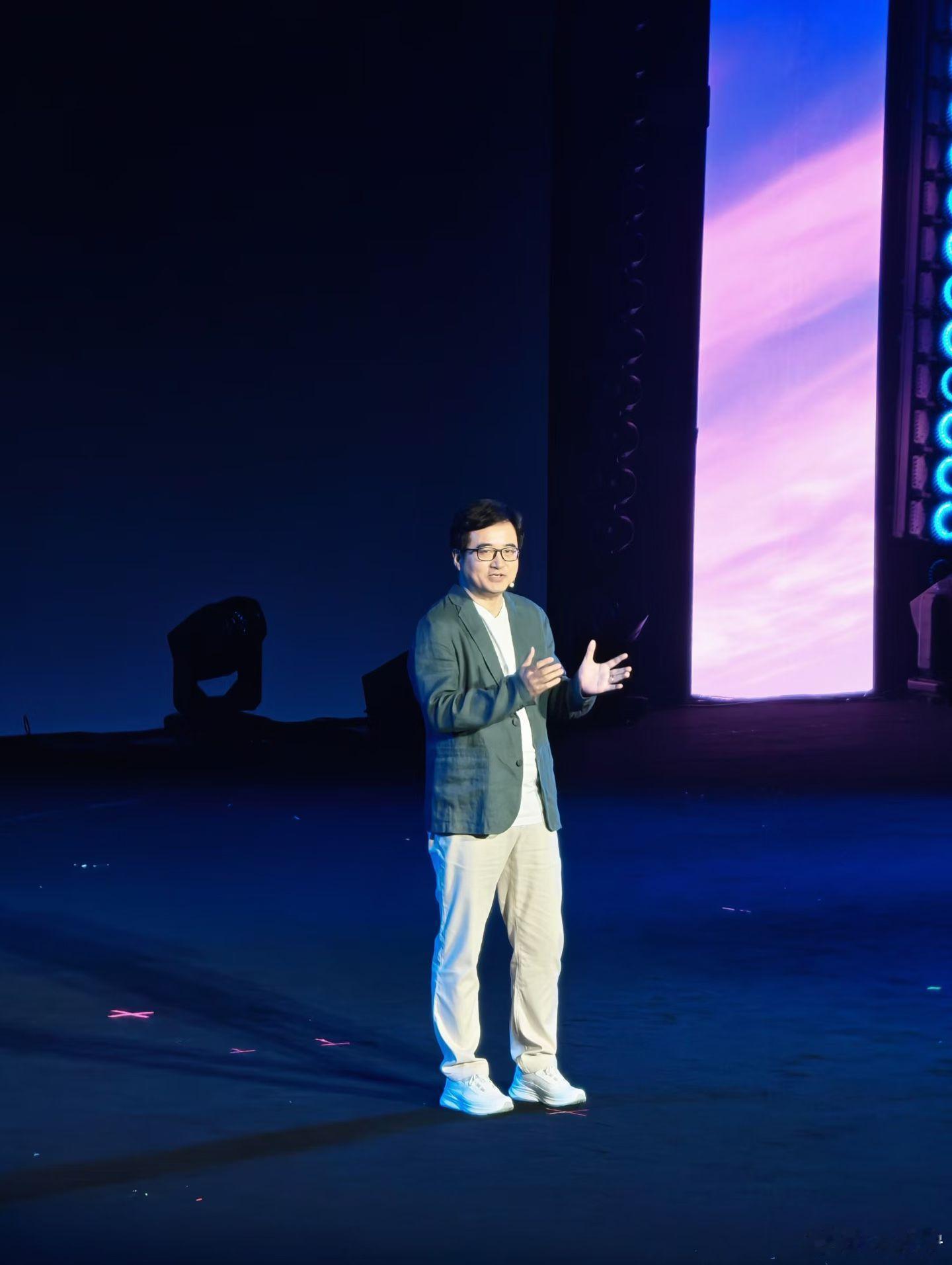 2026年比亚迪粉丝嘉年华，深圳坪山，小孙去了现场，热闹归热闹，但我最想聊的，是李云飞那场演讲。

他一上来没吹自己，先甩了个大数字：2025年中国汽车品牌全年销量接近2700万辆，历史性首次登顶全球第一。然后欧洲客户等不了比亚迪交期，比亚迪直接把单子介绍给上汽名爵。同行啊，亲手送。他就一句： ​