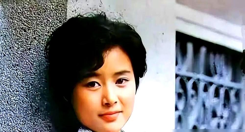 1980年，《庐山恋》开机前，女主角离开了剧组。
原定人选宫雪花外形美艳洋派，但导演黄祖模对她不满意，认为她不够清纯。宫雪花又因个人事务延误了拍摄进度，剧组无法等待，决定换人。吴海燕也曾试镜，同样没能呈现出角色所需的青春学生气质。
时任上影厂厂长徐桑楚最终拍板：启用张瑜。他曾在《啊！摇篮》片场见